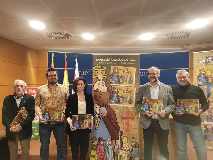 El historiador Esteban Sarasa, el ilustrador XCAR Malavida, la vicepresidenta de la DPZ, Teresa Ladrero, el diputado delegado de Archivos y Bibliotecas, José Manuel Latorre, y el presidente de la asociación Caballeros de Exea, Sergio Miguel.