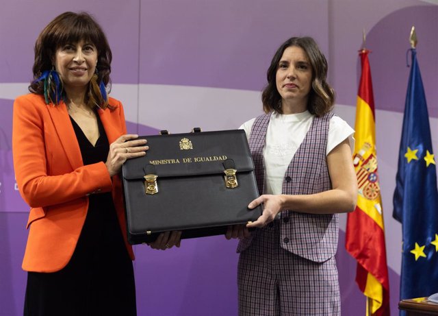 La hasta ahora ministra de Igualdad, Irene Montero (d), traspasa su cartera de Igualdad, a la hasta ahora concejala de Cultura y Turismo en el ayuntamiento de Valladolid, Ana Redondo (d), en la sede del Ministerio de Igualdad, a 21 de noviembre de 2023, e