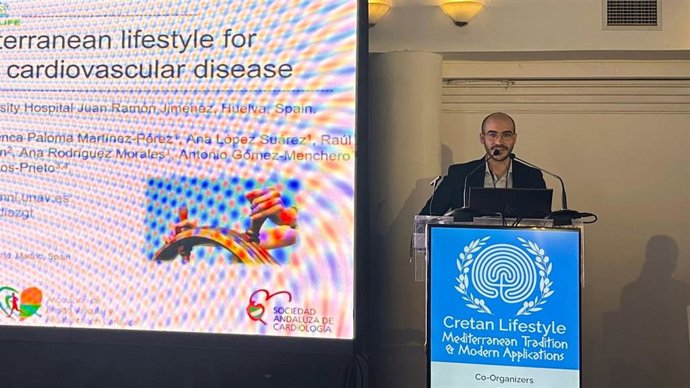 Un estudio del servicio de Cardiología del Hospital Universitario Juan Ramón Jiménez de Huelva ha recibido el primer premio del concurso de jóvenes investigadores de la Conferencia Cretan Lifestyle 2023.