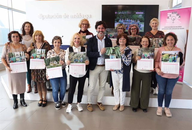 La Diputación de Málaga colabora, un año más, con la Asociación de Mujeres Operadas de Cáncer de Mama de Málaga (Asamma) con la impresión de 1.500 ejemplares de un calendario solidario.