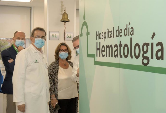 Archivo - La delegada de Salud en Sevilla, Regina Serrano, junto al director gerente del Hospital Virgen del Rocío, Manuel Molina, y el director de la unidad de Hematología, José Antonio Pérez Simón, han visitado las nuevas instalaciones de Hematología.