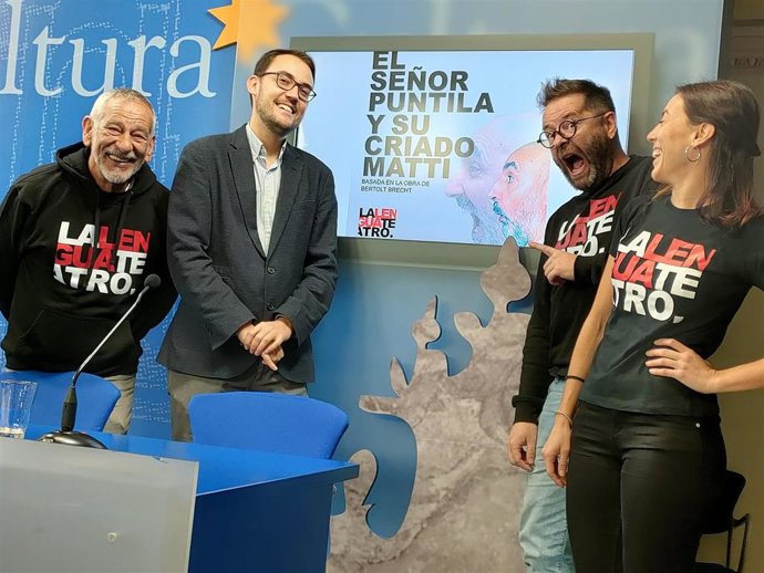 Integrantes de La Lengua Teatro junto al concejal de Cultura de Salamanca, Ángel Fernández Silva, segundo por la izquierda, en la presentación de su nueva propuesta escénica