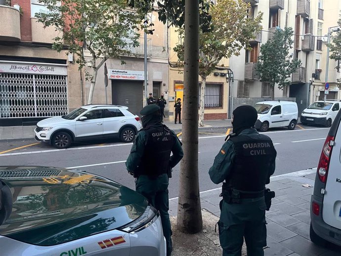 La Guardia Civil ha detenido a ocho personas en Barcelona y Tarragona en un operativo policial contra un presunto grupo criminal dedicado al tráfico de drogas y armas