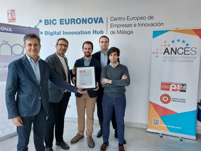 Entrega de la marca EIBT al equipo de Activacar, de la mano del delegado de Economía y Presidente de BIC Euronova, Carlos García.