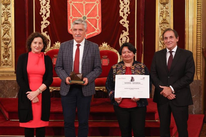 Juan Carlos Verdugo y Juana Millán en el centro, acompaños por la consejera Carmen Maeztu y Txomin García.