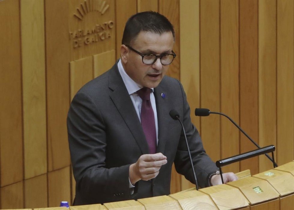 El conselleiro do Medio Rural, José González, en el pleno del Parlamento de Galicia.