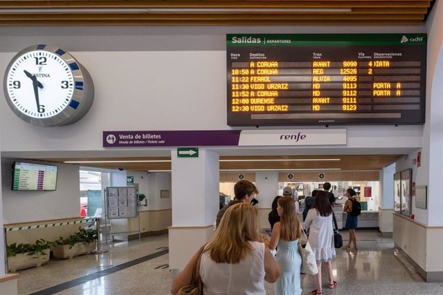Archivo - Varias personas hacen cola para adquirir un abono gratuito en la estación de trenes, a 24  de agosto de 2022, en Santiago de Compostela, A Coruña, Galicia.