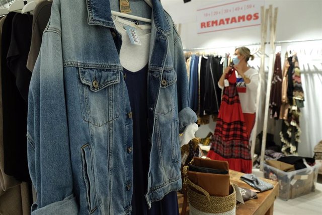 Archivo - Preparación de una tienda de ropa.