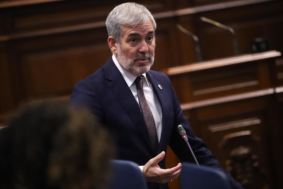 El presidente de Canarias, Fernando Clavijo, responde a las preguntas de los grupos parlamentarios en la sesión de control al Gobierno en el Parlamento de Canarias