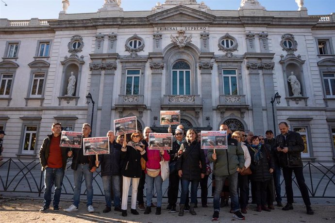 Varias personas con carteles en los que piden una investigación independiente durante una manifestación de la Asociación Plataforma de Víctimas Alvia 04155, a su llegada a una vista pública, al Tribunal Supremo, a 21 de noviembre de 2023, en Madrid (Esp