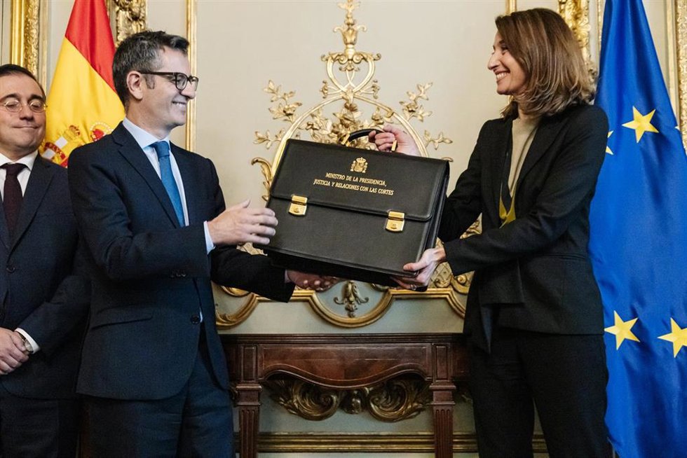 La hasta ahora ministra de Justicia, Pilar Llop, traspasa su cartera de Justicia al hasta ahora ministro de la Presidencia, Relaciones con las Cortes y Memoria Democrática, Félix Bolaños.