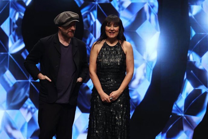 Archivo - El grupo Amaral durante la gala de la X edición de los Premios Feroz en el Auditorio de Zaragoza.