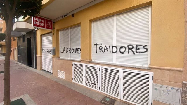 Imatge de pintades en la seu del PSPV-PSOE a la Vega Baixa.