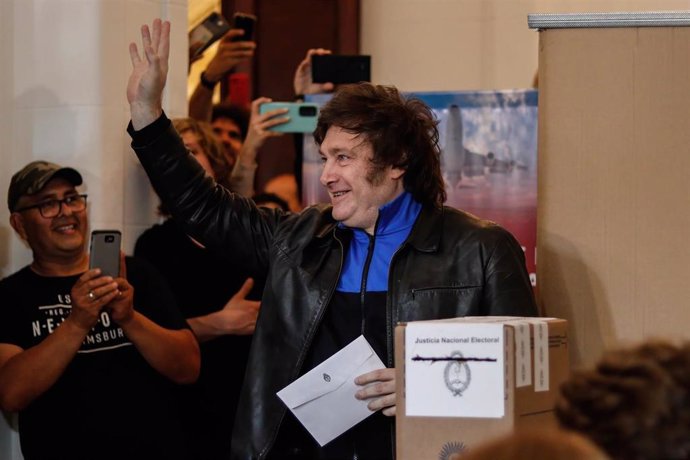 Javier Milei deposita el voto en un colegio electoral de Buenos Aires