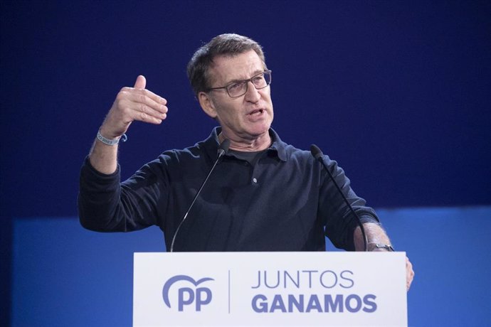 El presidente del Partido Popular, Alberto Núñez Feijóo, interviene durante la clausura del XVIII Congreso del PP de Asturias, en el Palacio de Exposiciones y Congresos, a 18 de noviembre de 2023, en Oviedo, Asturias (España).