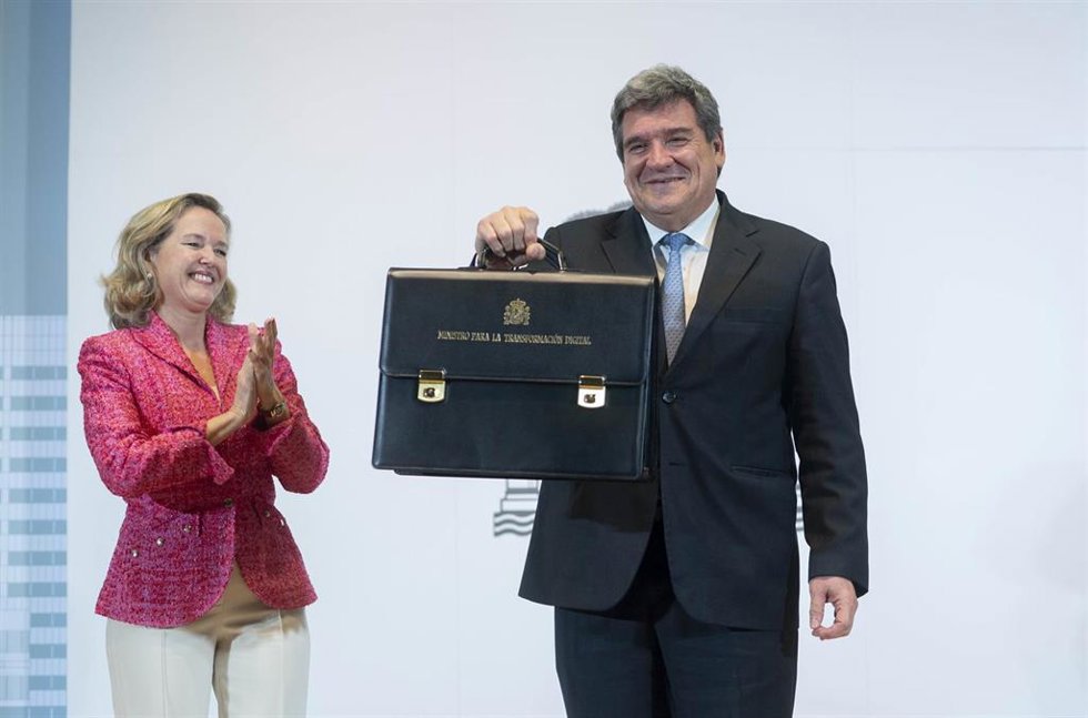 El hasta ahora el ministro de Inclusión, Seguridad Social y Migración, José Luis Escrivá, sujeta su nueva cartera de Transformación Digital, en la sede del Ministerio de Asuntos Económicos y Transformación, a 21 de noviembre de 2023, en Madrid (España).