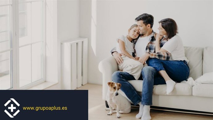 Familia disfrutando de climatización con solar y aerotermia.