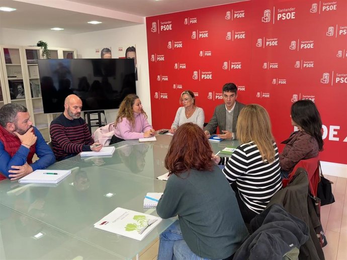 El portavoz del PSOE en el Ayuntamiento de Santander, Daniel Fernández, con los sindicatos con representación en la Junta de Personal Docente