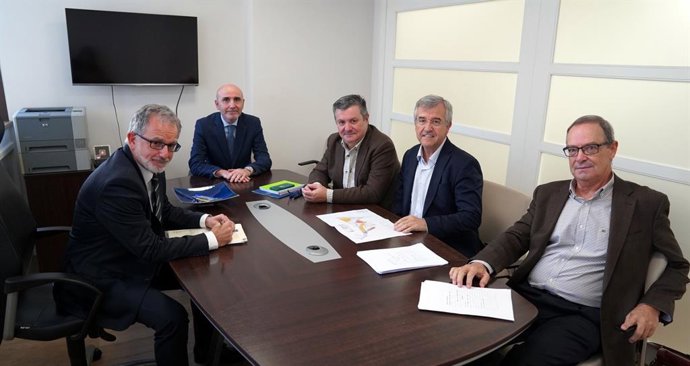 El alcalde de Estepona, José María García Urbano, y responsables de la Fundación Vimpyca durante la firma de escrituras de compraventa de terrenos.