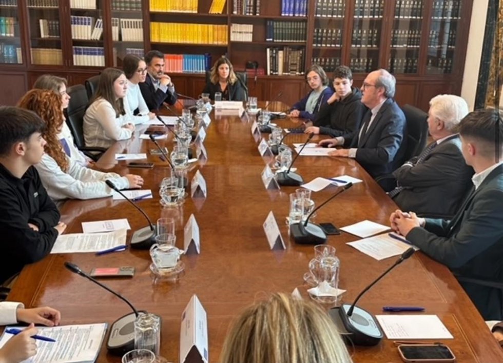 Angel Gabilondo reunido con representantes de Unicef España y niños y jóvenes.