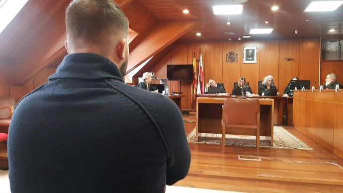 Acusado de abusar sexualmente de una joven que había acudido a su casa a una celebración, en el juicio contra él