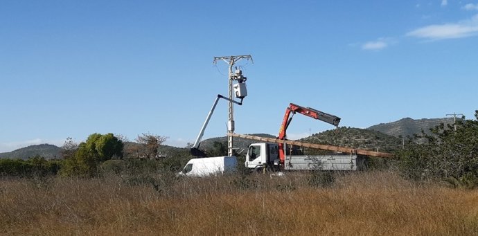 Archivo - Trabajos para desmontar la línea provisional en Alcanar (Tarragona).