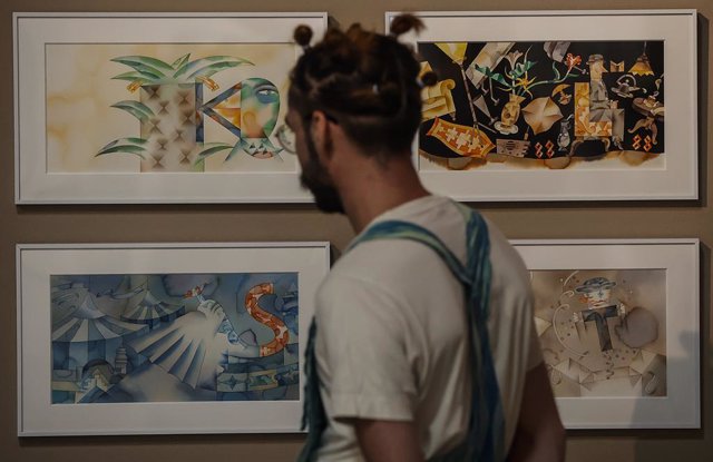 Archivo - Un hombre observa algunas de las obras de la exposición 'Miguel Calatayud. Trànsit Il·lustrat', en el Centre del Carme Cultura Contemporània (CCCC) (archivo)