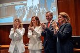 Foto: Miñones entrega la cartera a Mónica García: "el reto es enorme y la responsabilidad inmensa, pero la oportunidad única"