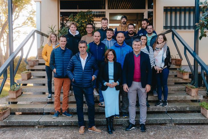 (Desde izda., delante) Francisco Arenas, Matilde Esteo y Francisco Acosta, con los agricultores franceses, ante el Ifapa de Palma del Río.