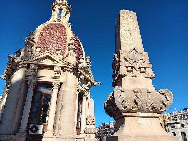 Pináculos de la fachada del Ayuntamiento de València