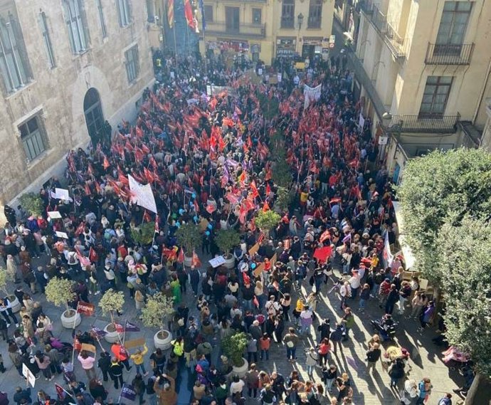 Protesta frente al Palau de la Generalitat de los servicios públicos