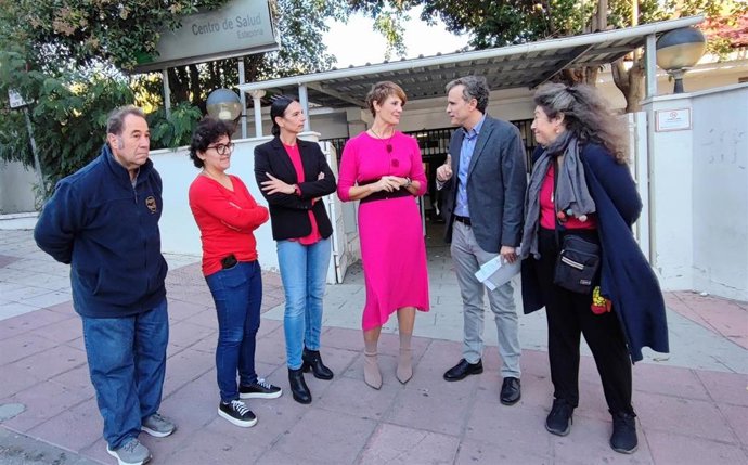 El diputado nacional del PSOE por Málaga, Nacho López, junto a la secretaria general de los socialistas de Estepona y concejal en el Ayuntamiento, Emma Molina, y otros representantes del PSOE en la localidad.