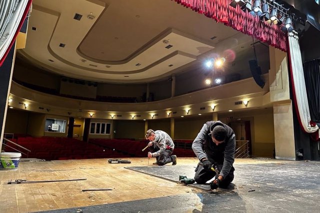 Obras de renovación del suelo de un teatro.