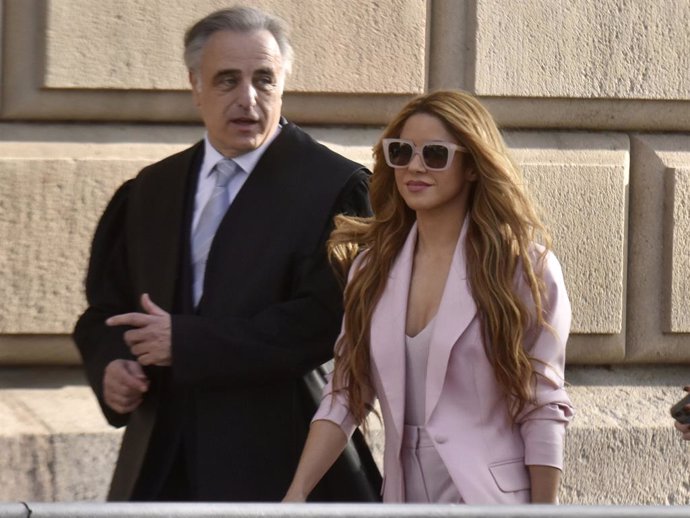 La cantante Shakira junto a sus abogados, Pau Molins a su llegada a la Audiencia Nacional este lunes 20 de noviembre