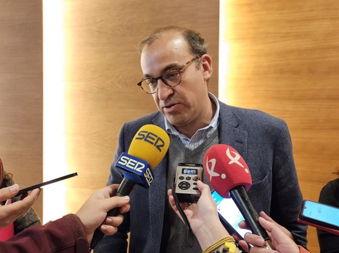 El alcalde de Cáceres, Rafael Mateos, atiende a los medios