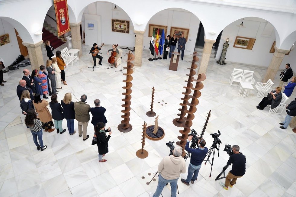 Acto de inauguración en la Asamblea de la exposición artística de Manuel Mata Gil