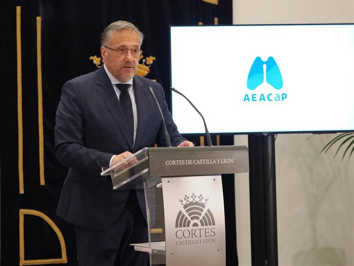 Pollán durante el acto con enfermos de cáncer de pulmón.