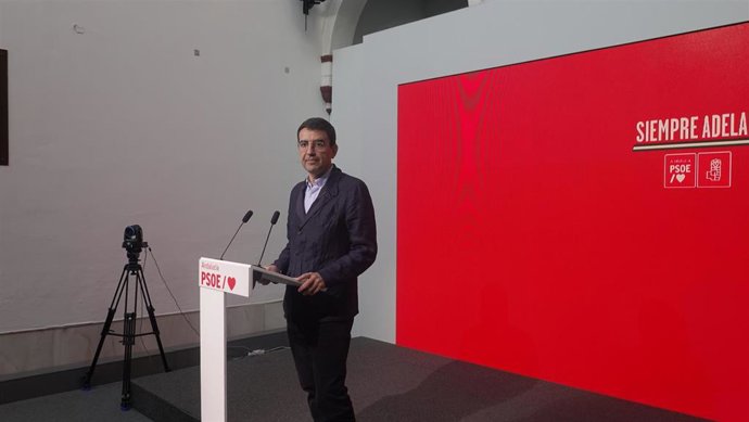 El parlamentario del PSOE-A Mario Jiménez, en rueda de prensa.