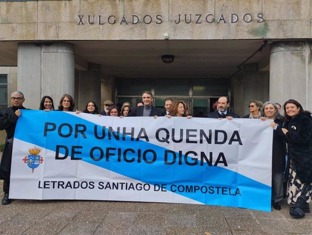 Concentración de abogados y procuradores en los juzgados de Santiago para reclamar mejoras en el turno de oficio