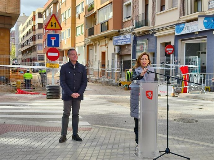 La alcaldesa de Zaragoza, Natalia Chueca, en su visita a las obras de la calle Belchite