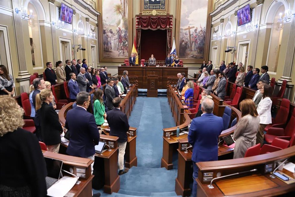 Minuto de silencio del Parlamento de Canarias por el fallecimiento del expresidente canario y exministro, Jerónimo Saavedra