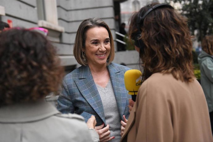 La secretaria general del PP, Cuca Gamarra, ofrece declaraciones a los medios a su llegada a la primera sesión del debate de investidura de Pedro Sánchez como presidente del Gobierno, en el Congreso de los Diputados, a 15 de noviembre de 2023, en Madrid