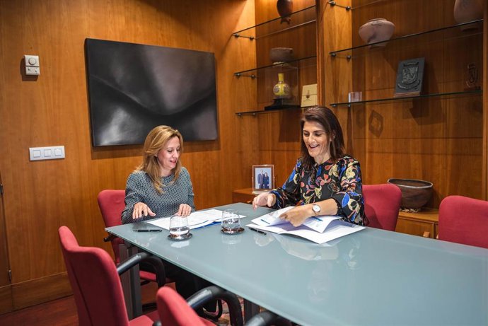 La presidenta del Cabildo de Tenerife, Rosa Dávila, durante una reunión celebrada con la alcaldesa de Guía de Isora, Ana Dorta