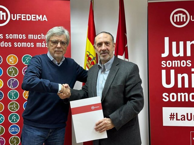 Los presidentes de la APDM, José Damián González, y el de la UFEDEMA, Vicente Martínez Orga, firman un acuerdo para impulsar la comunicación en las federaciones deportivas madrileñas.