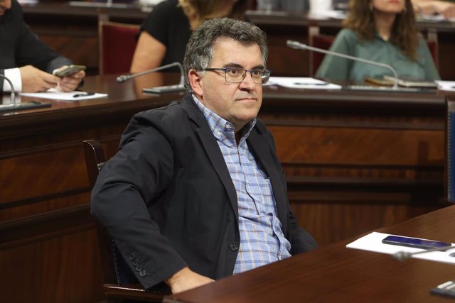 Archivo - El conseller de Agricultura, Pesca y Medio Natural, Joan Simonet, durante la sesión de apertura de la XI legislatura del Parlament balear.