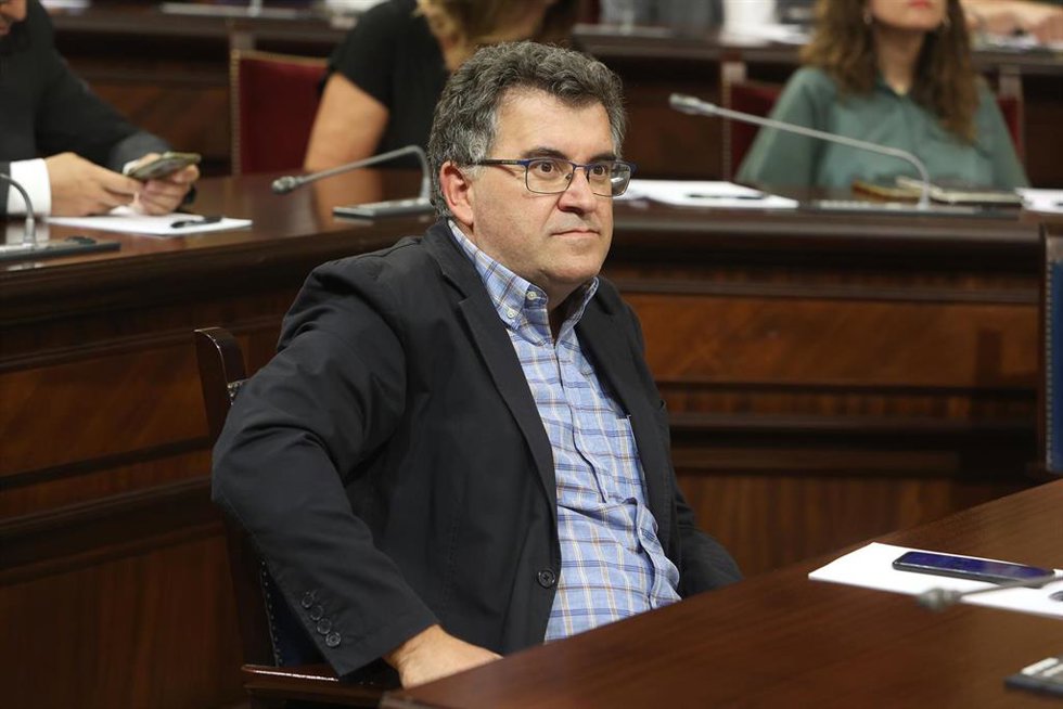 Archivo - El conseller de Agricultura, Pesca y Medio Natural, Joan Simonet, durante la sesión de apertura de la XI legislatura del Parlament balear.