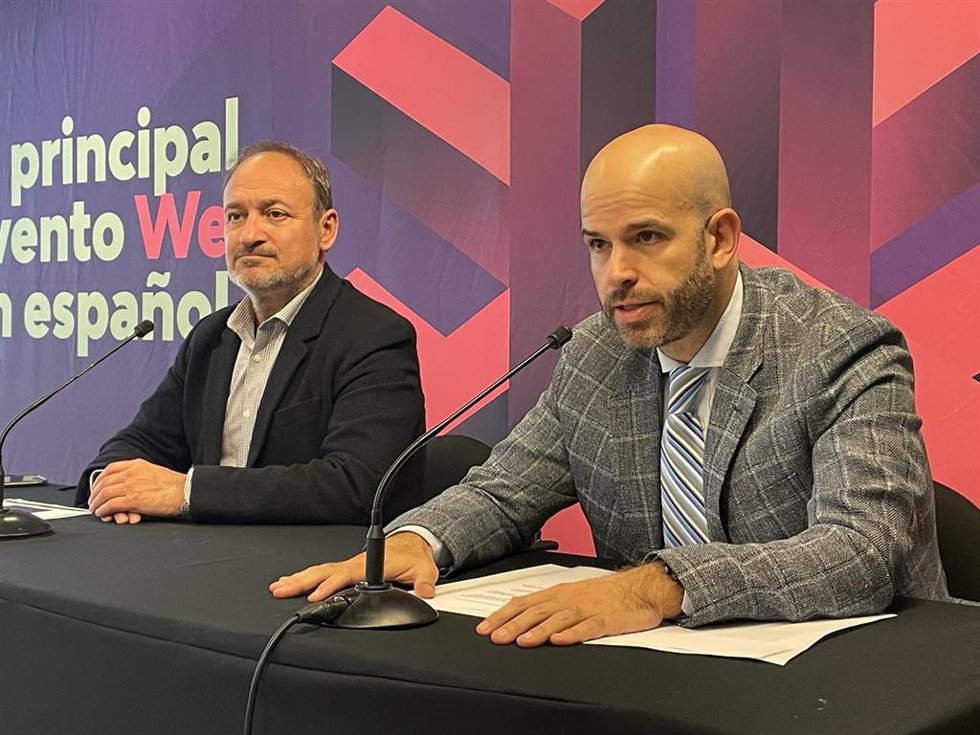 El fundador de Blockchain Aragón, Daniel Labeaga (dcha), y el directivo de Feria de Zaragoza Alberto López (izda).