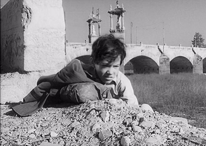La directora y productora Nuria Cidoncha rueda 'El pequeño ladrón', un documental que reconstruye la historia del rodaje en València de la comedia británica 'El chico que robó un millón' (1960), de Charles Crichton.
