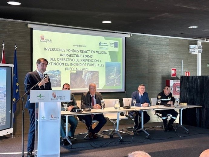 Suárez-Quiñones (D) durante la inauguración de la jornada sobre el Operativo de Incendios.