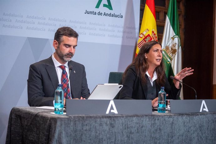 El consejero y portavoz, Ramón Fernández-Pacheco, y la consejera de Inclusión Social, Loles López, este martes en la rueda de prensa posterior al Consejo de Gobierno.